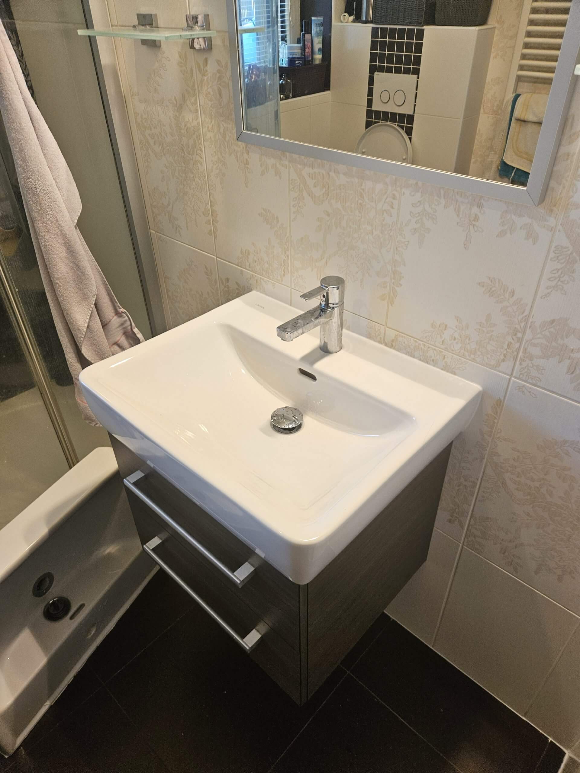 A tady jsme měnili staré prasklé umyvadlo za nové